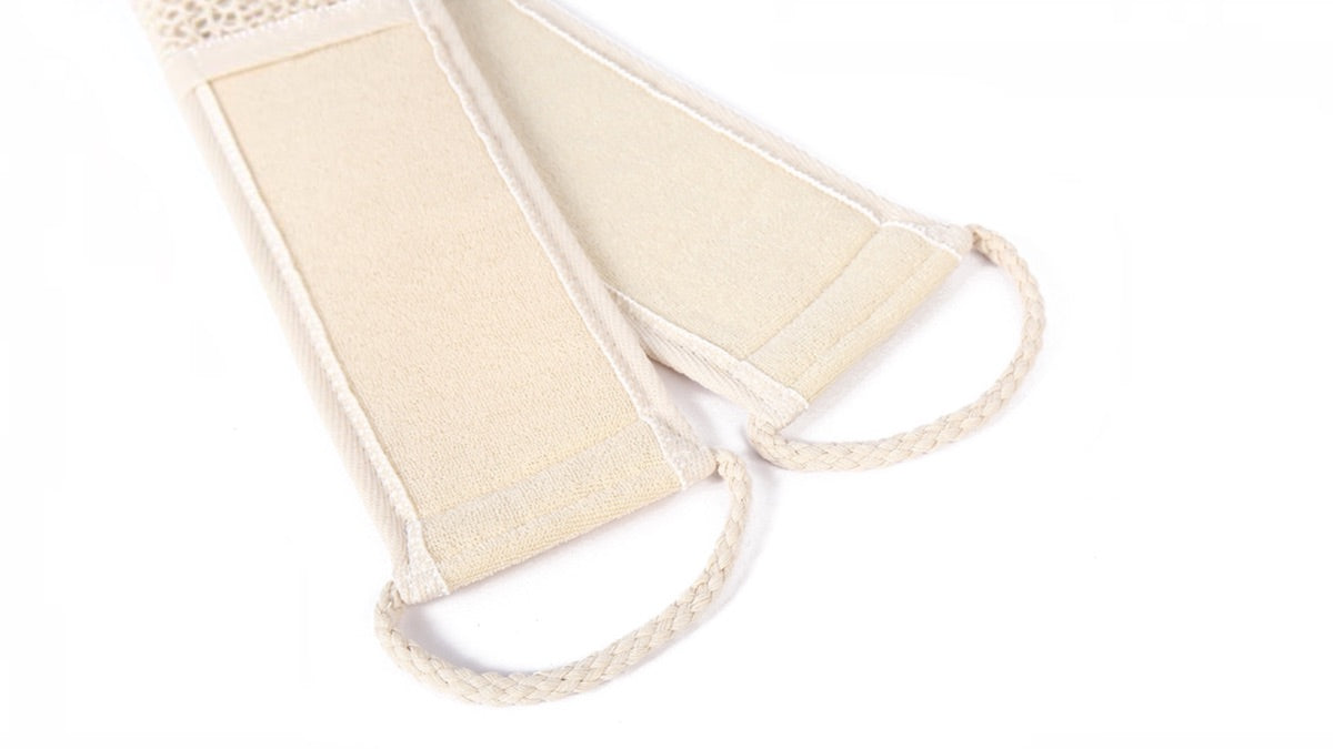 Gros plan des deux poignées tressées du linge exfoliant